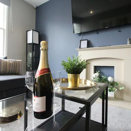 Penthouse Parade Apartment, Sleeps 6 * Harrogate